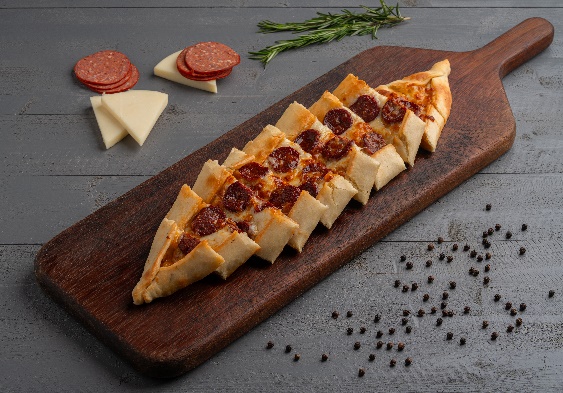 فطيرة السجق والجبن التركية