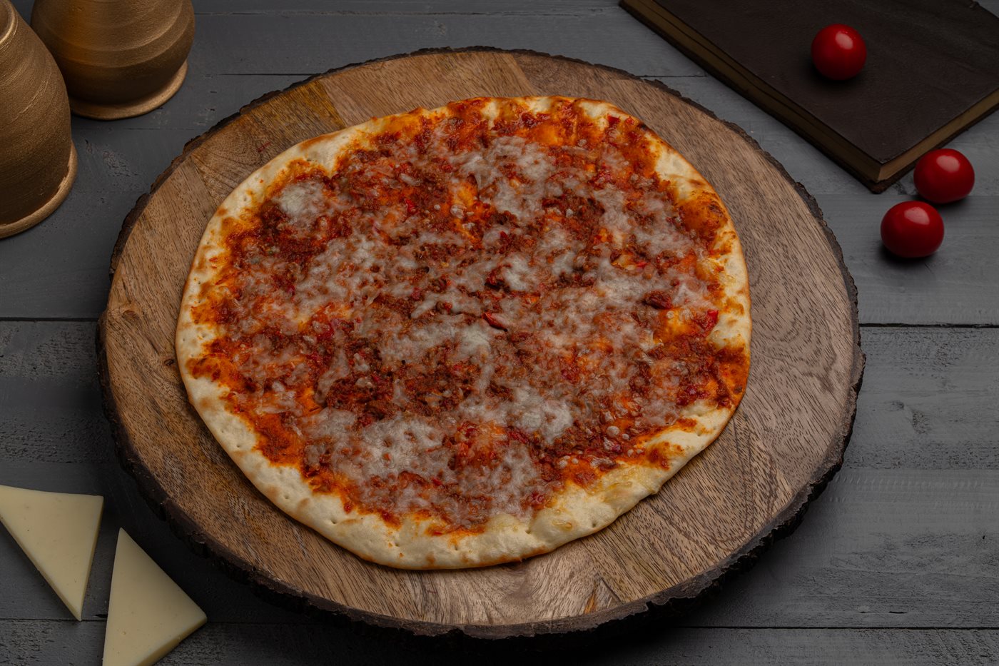 منقوشة محمرة بالجبنة 